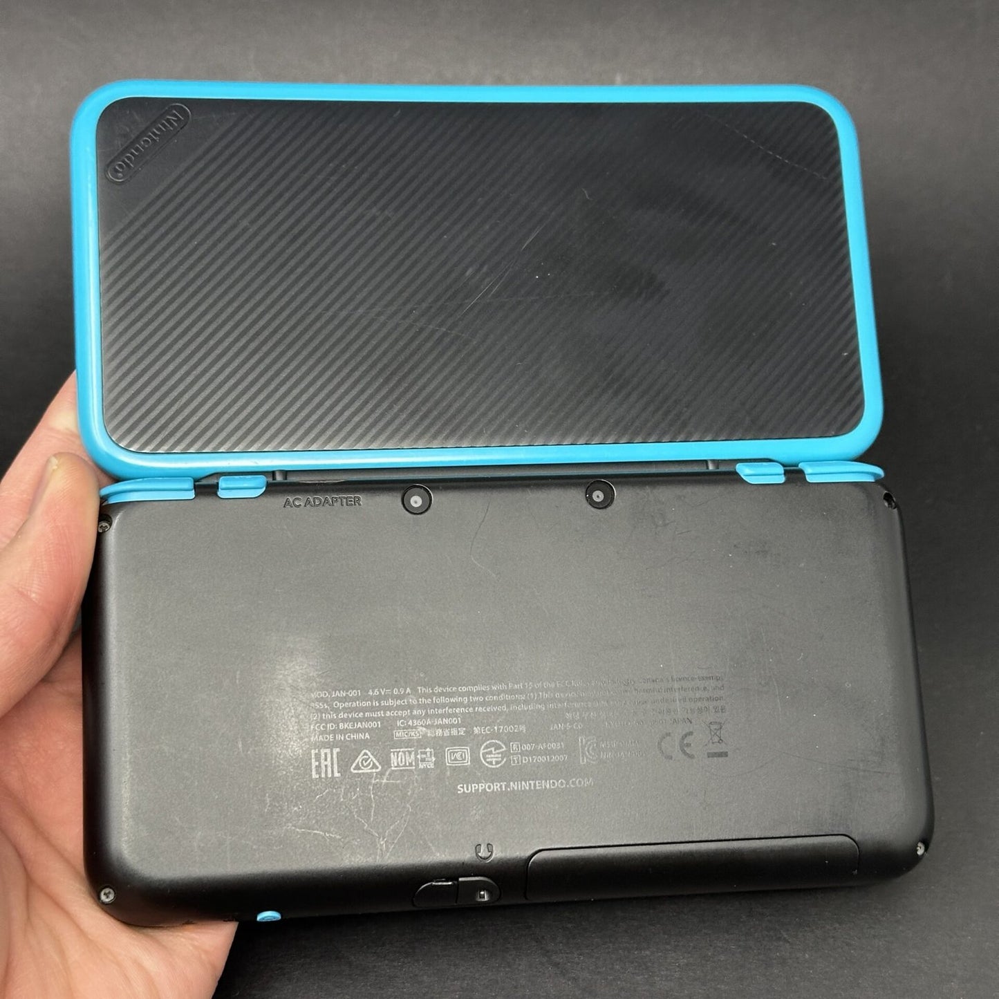 New 2DS Xl with 600+ Games | Black and Blue